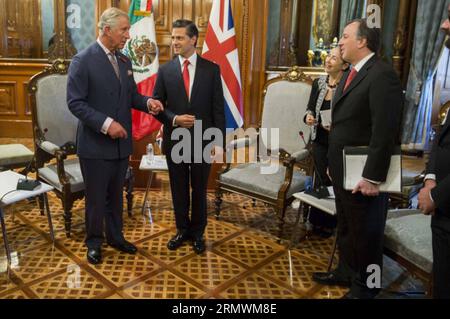 (141104) -- MEXICO, 4 novembre 2014 -- image fournie par montre que le président mexicain, Enrique Pena Nieto (2e L), s'entretient avec le prince Charles de Galles (1e L), lors d'une réunion au Palais national, Mexico, capitale du Mexique, le 3 novembre 2014. Le prince Charles de Galles et son épouse, Camila, duchesse de Cornouailles, ont entamé dimanche une visite de quatre jours au Mexique, invités par le gouvernement afin de renforcer les relations bilatérales. Pedro Mera) (azp) MEXICO-MEXICO CITY-UNITED KINGDOM-SOCIETY-ROYALTY MEXICO SxPRESIDENCY PUBLICATIONxNOTxINxCHN Mexico City nov. 4 2014 image fournie par shows Thatcher MEX Banque D'Images