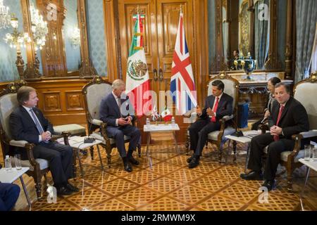 (141104) -- MEXICO, 4 novembre 2014 -- image fournie par montre le président mexicain, Enrique Pena Nieto (3e L), s'entretient avec le prince Charles de Galles (2e L), lors d'une réunion au Palais national, Mexico, capitale du Mexique, le 3 novembre 2014. Le prince Charles de Galles et son épouse, Camila, duchesse de Cornouailles, ont entamé dimanche une visite de quatre jours au Mexique, invitée par le gouvernement afin de renforcer les relations bilatérales. (azp) MEXICO-MEXICO CITY-UNITED KINGDOM-SOCIETY-ROYALTY MEXICO SxPRESIDENCY PUBLICATIONxNOTxINxCHN Mexico City novembre 4 2014 image fournie par le président MEXICAIN Enrique PE Banque D'Images