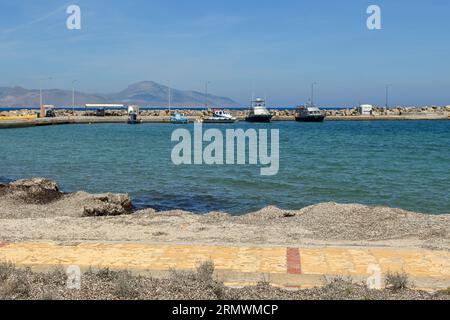 Promenade le long de la mer dans le village de Mastichari sur l'île de Kos. Grèce Banque D'Images