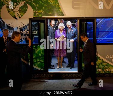 (141104) -- MEXICO, 4 novembre 2014 -- le Prince Charles de Galles (2e R) et son épouse, Camila (3e R), duchesse de Cornouailles, posent à l'intérieur du prototype du nouveau Metrobus à Mexico, capitale du Mexique, le 3 novembre 2014. Le prince Charles de Galles et son épouse, Camila, duchesse de Cornouailles, ont entamé dimanche une visite de quatre jours au Mexique, invités par le gouvernement afin de renforcer les relations bilatérales. Pedro Mera) (azp) MEXICO-MEXICO CITY-UNITED KINGDOM-SOCIETY-ROYALTY e PedroxMera PUBLICATIONxNOTxINxCHN Mexico City novembre 4 2014 Prince Charles de Galles 2e r et son épouse Camila 3e r Duchesse de Co Banque D'Images