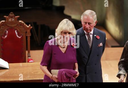 (141104) -- MEXICO, 4 novembre 2014 -- le Prince Charles de Galles (à droite) et son épouse Camila (à gauche), duchesse de Cornouailles, réagissent après avoir signé le livre d'or lors de leur visite au Musée San Ildefonso à Mexico, capitale du Mexique, le 3 novembre 2014.) (azp) MEXICO-MEXICO CITY-UNITED KINGDOM-SOCIETY-ROYALTY JOSExMENDEZ/POOL PUBLICATIONxNOTxINxCHN Mexico City nov. 4 2014 Prince Charles de Galles et son épouse Camila l Duchesse de Cornouailles réagissent après avoir signé le livre d'or lors de leur visite au Musée San Ildefonso à Mexico City capitale du Mexique le 3 2014 nov Mexico City United K Banque D'Images