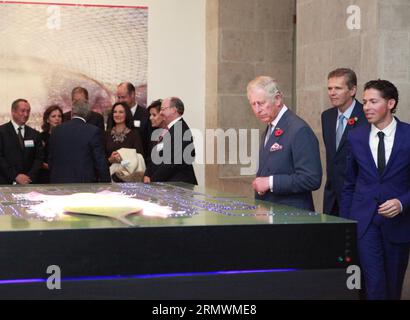 (141103) -- MEXICO, le 4 novembre 2014 -- le Prince Charles de Galles (3rd R) regarde une maquette de l aéroport international de New Mexico à Mexico, capitale du Mexique, le 3 novembre 2014.) (azp) MEXICO-MEXICO CITY-UNITED KINGDOM-SOCIETY-ROYALTY JOSExMENDEZ/POOL PUBLICATIONxNOTxINxCHN Mexico City novembre 4 2014 Prince Charles de Galles 3rd r montres un modèle de l'aéroport international de New Mexico S City à Mexico City capitale du Mexique LE 3 2014 novembre EGP Mexico Mexico Mexico Mexico City United Kingdom Société Pool PUBLICATIONxNOTxINxCHN Banque D'Images