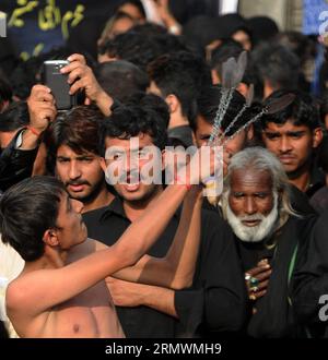 AKTUELLES ZEITGESCHEHEN Indische Schiiten waehrend einer Aschura-Prozession in Kalkutta (141104) -- RAWALPINDI, 4 novembre 2014 -- Un musulman chiite pakistanais se flagle au cours d'une procession de Muharram pour marquer le jour de l'Ashura à Rawalpindi, Pakistan, le 4 novembre 2014. Les musulmans chiites marquent Ashura, le dixième jour du mois sacré de Mouharram, pour commémorer la bataille de Karbala lorsque l'Imam Hussein, petit-fils du Prophète Muhammad, a été tué. (Lmz) PAKISTAN-RAWALPINDI-ASHURA AhmadxKamal PUBLICATIONxNOTxINxCHN Actualités Actualités les chiites indiens une procession Ashura à Calcutta Rawalpindi novembre 4 Banque D'Images