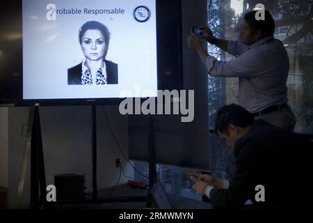 (141105) -- MEXICO, 4 novembre 2014 -- une photo prise le 4 novembre 2014 montre une photo de Maria de los Angeles Pineda, épouse de l'ex-maire d'Iguala Jose Luis Abarca, lors de la conférence de presse sur leur détention à Mexico, capitale du Mexique. Mardi, les autorités mexicaines ont capturé un ancien maire fugitif recherché pour son rôle dans l'enlèvement de 43 étudiants fin septembre. L ex-maire d Iguala, dans l État de Guerrero, au sud du Mexique, Jose Luis Abarca et son épouse Maria de los Angeles Pineda ont été capturés avant l aube dans la maison où ils séjournaient dans le populou de Mexico Banque D'Images