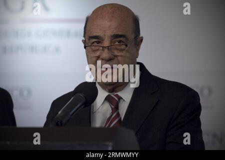 AKTUELLES ZEITGESCHEHEN Verschwundene Studenten in Mexiko : Polizei fasst fluechtigen Buergermeister (141105) - MEXICO, 4 novembre 2014 -- Jesus Murillo Karam, chef du bureau du procureur général, assiste à une conférence de presse sur la détention de l ex-maire d Iguala Jose Luis Abarca et de son épouse Maria de los Angeles Pineda à Mexico, capitale du Mexique, le 4 novembre 2014. Mardi, les autorités mexicaines ont capturé un ancien maire fugitif recherché pour son rôle dans l'enlèvement de 43 étudiants fin septembre. L ex-maire d Iguala, dans l État de Guerrero, au sud du Mexique, Jose Luis Abar Banque D'Images