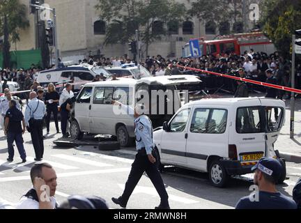 (141106) -- JÉRUSALEM, 5 novembre 2014 -- des policiers israéliens inspectent les lieux de la station de métro léger Shimon Hatzadik où une attaque a eu lieu à Jérusalem-est, le 5 novembre 2014. Un automobiliste palestinien a percuté des piétons avec sa camionnette, puis les a assaillis avec une barre métallique à Jérusalem, mercredi, faisant une personne morte et 13 autres blessées, avant d ' être abattu par la police israélienne.) MIDEAST-JÉRUSALEM-ATTAQUE TERRORISTE MuammarxAwad PUBLICATIONxNOTxINxCHN Jérusalem novembre 5 2014 des policiers israéliens inspectent la scène À la station de métro léger Shimon où l'attaque a eu lieu à Jérusalem-est Banque D'Images