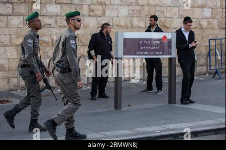 (141106) -- JÉRUSALEM, 5 novembre 2014 -- des gardes frontière israéliens patrouillent à la station de métro léger Shimon Hatzadik, où une attaque a eu lieu à Jérusalem-est, le 5 novembre 2014. Un automobiliste palestinien a percuté des piétons avec sa camionnette, puis les a assaillis avec une barre métallique à Jérusalem, mercredi, faisant une personne morte et 13 autres blessées, avant d ' être abattu par la police israélienne.) (djj) MIDEAST-JERUSALEM-TERROR ATTACK LixRui PUBLICATIONxNOTxINxCHN Jerusalem nov. 5 2014 police des frontières israélienne patrouille À la station de métro léger de Shimon où l'attaque a eu lieu à Jérusalem-est LE 5 nov Banque D'Images