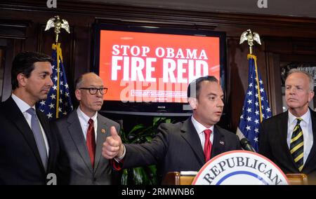 (141106) -- WASHINGTON, 5 novembre 2014 -- Reince Priebus (2e, R), président du Comité national républicain, prend la parole lors d'une conférence de presse au siège du Comité national républicain à Washington D.C., capitale des États-Unis, le 5 novembre 2014. Les républicains ont gagné la majorité au Sénat américain et élargi le contrôle de la Chambre des représentants lors des élections de mi-mandat mardi. )(zhf) Etats-Unis-WASHINGTON-MI-MANDAT ELECTION-RÉPUBLICAIN-PRESS CONFERENCE BaoxDandan PUBLICATIONxNOTxINxCHN Washington novembre 5 2014 Reince Priebus 2nd r Président du Comité national républicain prend la parole au cours d'un Banque D'Images