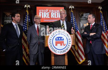 (141106) -- WASHINGTON, 5 novembre 2014 -- le sénateur républicain américain Jerry Moran (2e, R), président du National Republican Senatorial Committee (NRSC), prend la parole lors d'une conférence de presse au siège du Republican National Committee à Washington D.C., capitale des États-Unis, le 5 novembre 2014. Les républicains ont gagné la majorité au Sénat américain et élargi le contrôle de la Chambre des représentants lors des élections de mi-mandat mardi. )(zhf) États-Unis-WASHINGTON-MI-MANDAT ELECTION-RÉPUBLICAIN-PRESS CONFERENCE BaoxDandan PUBLICATIONxNOTxINxCHN Washington novembre 5 2014 U S sénateur républicain Jerry Moran 2nd r Cha Banque D'Images