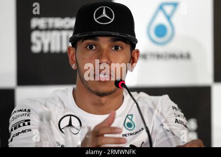 (141106) -- SAO PAULO, le 5 novembre 2014 -- le pilote britannique Lewis Hamilton de l'équipe Mercedes participe à une conférence de presse avant le Grand Prix du Brésil 2014 à Sao Paulo, Brésil, le 5 novembre 2014. Sergio Castro/Estadao Conteudo/) (jp) BRAZIL OUT (SP)BRAZIL-SAO PAULO-MOTOR RACING-FORMULA ONE AgenciaxEstado PUBLICATIONxNOTxINxCHN Sao Paulo nov. 5 2014 le pilote britannique Lewis Hamilton de l'équipe Mercedes participe à une conférence de presse avant le Grand Prix du Brésil 2014 à Sao Paulo Brésil LE 5 2014 novembre Sergio Castro Estadao JP Brazil Out SP Brésil Sao Paulo Engine Racing Formula One PUBLICATIO Banque D'Images