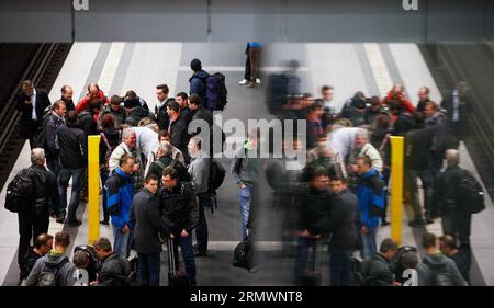 (141107) -- BERLIN, les passagers attendent un train retardé à un quai de la gare centrale de Berlin, Allemagne, le 6 novembre 2014. Les conducteurs de train allemands ont organisé mercredi une grève record contre la compagnie ferroviaire publique Deutsche Bahn (DB), ignorant les critiques et les appels des passagers, des entreprises et du gouvernement. La grève a commencé avec les chauffeurs de train de marchandises de DB qui ont déposé leurs emplois comme prévu mercredi après-midi et a impliqué les chauffeurs de train de voyageurs à partir de jeudi début. ALLEMAGNE-BERLIN-LES CHAUFFEURS FRAPPENT ZhangxFan PUBLICATIONxNOTxINxCHN les passagers de Berlin attendent un Tra retardé Banque D'Images