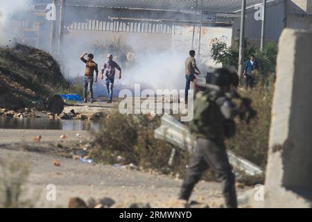 (141106) -- RAMALLAH, 6 novembre 2014 -- des étudiants palestiniens s'affrontent avec des soldats israéliens devant la prison d'Ofer près de la ville de Ramallah en Cisjordanie alors qu'ils protestent contre les récentes restrictions d'entrée dans la vieille ville de Jérusalem, le 6 novembre 2014.) MIDEAST-RAMALLAH-AFFRONTEMENTS FadixArouri PUBLICATIONxNOTxINxCHN Ramallah novembre 6 2014 des étudiants PALESTINIENS affrontent des soldats israéliens devant la prison d'Ofer près de la ville de Ramallah en CISJORDANIE alors qu'ils protestent contre les récentes restrictions d'entrée dans la vieille ville de Jérusalem LE 6 2014 novembre Mideast Ramallah affrontements PUBLICATIONxNOTxINxCHN Banque D'Images