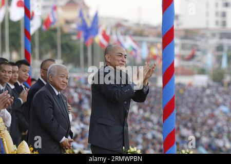 (141107) -- PHNOM PENH, 7 novembre 2014 -- le roi cambodgien Norodom Sihamoni (1e R) assiste à la cérémonie de clôture de la Fête de l'eau à Phnom Penh, Cambodge, le 7 novembre 2014. La célébration de trois jours de la Fête de l'eau à Phnom Penh, la capitale du Cambodge, s'est terminée avec succès vendredi soir, a déclaré un porte-parole de la mairie. CAMBODGE-PHNOM PENH-FESTIVAL DE L'EAU Phhearum PUBLICATIONxNOTxINxCHN Phnom Penh nov. 7 2014 le Roi cambodgien Norodom Sihamoni 1e r assiste à la cérémonie de CLÔTURE DE la Fête de l'eau à Phnom Penh Cambodge LE 7 2014 nov. La célébration de trois jours de la Fête de l'eau Banque D'Images