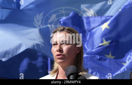(141108) -- GAZA, 8 novembre 2014 -- Federica Mogherini, chef de la politique étrangère de l'Union européenne (UE), s'exprime lors de sa visite dans une école gérée par l'ONU abritant des Palestiniens dont les maisons ont été détruites, dans la ville de Gaza le 8 novembre 2014. Federica Mogherini, chef de la politique étrangère de l'Union européenne (UE), s'est rendue samedi dans la bande de Gaza et a appelé à un démarrage immédiat de la reconstruction dans l'enclave côtière. )(bxq) MIDEAST-GAZA-UNION EUROPÉENNE NOUVEAU CHEF DES AFFAIRES ÉTRANGÈRES YasserxQudih PUBLICATIONxNOTxINxCHN Gaza nov 8 2014 Union européenne le chef de la politique étrangère de l'UE Federica Mogherini prend la parole lors d'une visite à un Run Schoo Banque D'Images