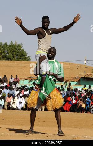 Les hommes nubiens se réjouissent après avoir remporté une compétition de lutte lors du festival annuel de la récolte à Omdurman, Soudan, le 8 novembre 2014. Les Nubiens se sont réunis samedi pour célébrer la fête annuelle de la récolte à Omdurman. Les Nubiens sont un groupe ethnique originaire du nord du Soudan et du sud de l'Égypte. SUDAN-OMDURMAN-NUBIANS-HARVEST FESTIVAL MohammedxBabiker PUBLICATIONxNOTxINxCHN hommes nubiens acclamez après avoir remporté une compétition de lutte pendant le Festival annuel de la récolte à Omdurman Soudan novembre 8 2014 les Nubiens se sont réunis pour célébrer le Festival annuel de la récolte à Omdurman samedi LE NUBIEN EST au groupe ethnique o Banque D'Images