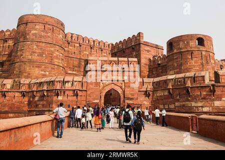Les touristes visitent le fort rouge d'Agra à Agra, Uttar Pradesh, Inde, le 8 novembre 2014. Près des jardins du Taj Mahal se dresse l'important monument moghol du 16e siècle connu sous le nom de fort rouge d'Agra. Cette puissante forteresse de grès rouge englobe, dans ses murs d'enceinte de 2,5 km de long, la ville impériale des dirigeants moghols. Il comprend de nombreux palais, tels que le palais Jahangir et le Khas Mahal, construits par Shah Jahan ; des salles d'audience, telles que le Diwan-i-Khas ; et deux belles mosquées. Le fort rouge d'Agra a été inscrit au patrimoine mondial par l'UNESCO en 1983. ) INDE-AGRA-AGRA FORT ZHEN Banque D'Images
