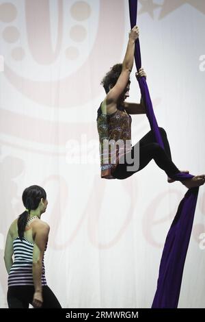 (141109) -- VANCOUVER (CANADA), le 9 novembre 2014 - Un résident reçoit des instructions d'un artiste de cirque à l'atelier CircusFest à Vancouver, Canada, le 8 novembre 2014. Vancouver accueille le premier festival de cirque (CircusFest) présentant divers spectacles et ateliers d'artistes nationaux et internationaux. Pendant les quatre jours d'événements, des ateliers sont organisés par les artistes de cirque professionnels que les gens peuvent apprendre et expérimenter différentes compétences de cirque. CANADA-VANCOUVER-CIRCUSFEST-PRACTICE liangxsen PUBLICATIONxNOTxINxCHN Vancouver Canada nov 9 2014 un résident REÇOIT des instructions d'un interprète de cirque Banque D'Images