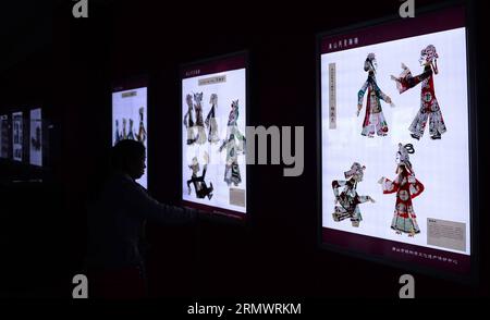 (141109) -- SHIJIAZHUANG, 9 novembre 2014 -- Un visiteur voit des marionnettes d'ombre lors d'une exposition de marionnettes d'ombre à Shijiazhuang, capitale de la province du Hebei du nord de la Chine, le 9 novembre 2014. La marionnette d'ombre chinoise est une forme de théâtre où des silhouettes colorées jouent des pièces traditionnelles contre un écran en tissu rétro-éclairé, accompagnées de musique et de chants. Les marionnettistes fabriquent les figures à partir de cuir ou de papier et les manipulent au moyen de tiges pour créer l'illusion d'images en mouvement. (Yxb) CHINA-HEBEI-SHADOW PUPPET-EXHIBITION(CN) WangxXiao PUBLICATIONxNOTxINxCHN Shijiazhuang nov 9 2014 un visiteur Banque D'Images