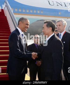 - Le président américain Barack Obama (à gauche) est accueilli par le ministre chinois des Affaires étrangères Wang Yi à son arrivée à Pékin, en Chine, le 10 novembre 2014. Obama est à Pékin pour assister à la 22e réunion des dirigeants économiques de la coopération économique Asie-Pacifique (APEC) et effectuer une visite d’État en Chine. )(hdt) (APEC 2014) CHINA-BEIJING-APEC-U.S.-OBAMA-ARRIVAL (CN) MaxNing PUBLICATIONxNOTxINxCHN U le président Barack Obama EST ACCUEILLI par les ministres chinois des Affaires étrangères Wang Yi À son arrivée à Beijing Chine le 10 2014 novembre Obama EST à Beijing pour assister à la 22e réunion des dirigeants économiques de l'APEC et payer Banque D'Images