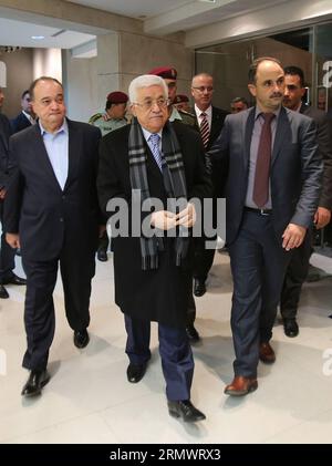(141109) -- RAMALLAH, le 9 novembre 2014 -- le président palestinien Mahmoud Abbas (C) arrive pour l'ouverture d'un musée du défunt dirigeant palestinien Yasser Arafat dans la ville de Ramallah en Cisjordanie, le 9 novembre 2014. Pool/) MIDEAST-RAMALLAH-PRESIDENT-AbbasxMomani PUBLICATIONxNOTxINxCHN Ramallah novembre 9 2014 le Président PALESTINIEN Mahmoud Abbas C arrive pour l'ouverture d'un musée du défunt dirigeant PALESTINIEN Yasser Arafat en CISJORDANIE ville de Ramallah novembre 9 2014 Pool Mideast Ramallah Président Abbas PUBLICATIONxNOTxINxCHN Banque D'Images