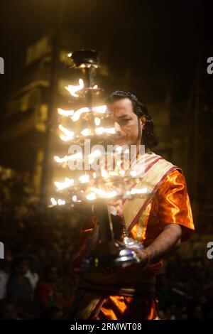 - Un dévot hindou effectue la cérémonie du Ganga Arti sur la rive du Gange à Varanasi, Uttar Pradesh, le 9 novembre 2014. Varanasi, considérée par la mythologie hindoue comme la ville sainte, organise une cérémonie du Ganga Arti tous les soirs au coucher du soleil.) INDIA-VARANASI-GANGES-CEREMONY ZhengxHuansong PUBLICATIONxNOTxINxCHN un dévot hindou exécute la cérémonie Ganga Arti SUR la rive du fleuve Gange à Varanasi Uttar Pradesh LE 9 2014 novembre Varanasi considéré par la mythologie hindoue comme la ville sainte tient une cérémonie Ganga Arti tous les soirs À Sunset India Varanasi Ganges PUBLICATxIONXNum Banque D'Images