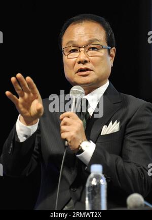 (141110) -- TOKYO, le 10 novembre 2014 -- Takanobu Ito, président et chef de la direction du constructeur japonais Honda Motor, prend la parole lors d une conférence de presse pour dévoiler sa LÉGENDE renouvelée du modèle à Tokyo, Japon, le 10 novembre 2014. Le 5e modèle renouvelé est équipé d’un système hybride à trois moteurs, et sera sur le marché à partir du 22 janvier 2015 au prix de 6 800 000 yens.) JAPAN-TOKYO-AUTO-HONDA-NOUVEAU MODÈLE Stringer PUBLICATIONxNOTxINxCHN Tokyo Nov 10 2014 Takanobu Ito Japan S Maker Honda Engine S Président et CEO prend la parole lors d'une conférence de presse pour dévoiler son modèle de légende renouvelé à Tokyo Japon Nov 10 2014 le 5 novembre Banque D'Images