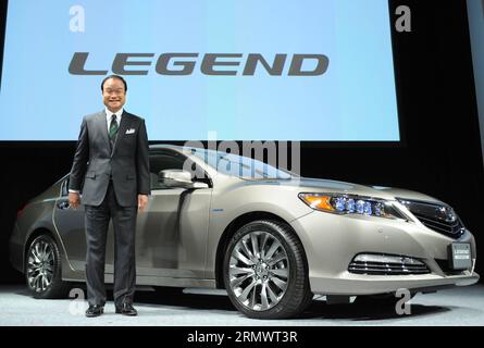 (141110) -- TOKYO, 10 novembre 2014 -- Takanobu Ito, président et PDG du fabricant d auato du Japon Honda Motor, pose pour la photographie lors d une conférence de presse pour dévoiler sa LÉGENDE renouvelée du modèle à Tokyo, Japon, le 10 novembre 2014. Le 5e modèle renouvelé est équipé d’un système hybride à trois moteurs, et sera sur le marché à partir du 22 janvier 2015 au prix de 6 800 000 yens.) JAPAN-TOKYO-AUTO-HONDA-NOUVEAU MODÈLE Stringer PUBLICATIONxNOTxINxCHN Tokyo Nov 10 2014 Takanobu Ito Japan S Maker Honda Engine S Président et PDG pose pour photo lors d'une conférence de presse pour dévoiler sa légende de modèle renouvelée à Tokyo JAP Banque D'Images