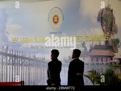 (141110) -- NAY PYI TAW, 10 novembre 2014 -- les gens passent devant une pancarte pour le 25e Sommet de l'ASEAN au Myanmar International Convention Center à Nay Pyi Taw le 10 novembre 2014. Le 25e Sommet de l'ASEAN et le Sommet de l'Asie de l'est devraient avoir lieu les 12-13 et 28 novembre à Nay Pyi Taw et d'autres activités connexes en . U Aung) (cy) MYANMAR-NAY PTI TAW-25E PRÉPARATION AU SOMMET de l'ASEAN yangon PUBLICATIONxNOTxINxCHN Nay Pyi Taw nov 10 2014 des célébrités passent devant une pancarte pour le 25e Sommet de l'ASEAN AU Myanmar International Convention Center à Nay Pyi Taw nov 10 2014 le 25e Sommet de l'ASEAN et le Sommet de l'Asie de l'est ar Banque D'Images