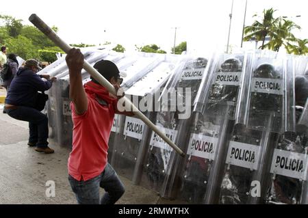 Des manifestants s’affrontent avec des policiers anti-émeutes à Acapulco, dans l’État de Guerrero, au Mexique, le 10 novembre 2014. Un groupe de 300 manifestants, ainsi que les parents des 43 élèves disparus de l'école rurale normale d'Ayotzinapa, ont affronté la police anti-émeute tout en exigeant le retour en toute sécurité des élèves disparus, selon la presse locale. (rtg) (sp) MEXICO-GUERRERO-SOCIETY-PROTEST JavierxVerdin PUBLICATIONxNOTxINxCHN un manifestant affrontement avec des policiers des émeutes à Acapulco, Mexique État de Guerrero Mexique LE 10 2014 novembre un groupe de 300 manifestants accompagnés des parents des 43 élèves disparus de l'école rurale normale de S Banque D'Images