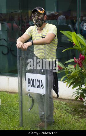 Un manifestant se tient devant l'aéroport international général Juan N. Alvarez, lors d'une prise de contrôle symbolique, à Acapulco, État de Guerrero, Mexique, le 10 novembre, 2014. un groupe de 300 manifestants, ainsi que les parents des 43 élèves disparus de l ' école rurale normale d ' Ayotzinapa, se sont affrontés avec la police anti-émeute tout en exigeant le retour en toute sécurité des élèves disparus, selon la presse locale.) (rtg) (sp) MEXICO-GUERRERO-SOCIETY-PROTEST WendyxTorres PUBLICATIONxNOTxINxCHN un manifestant se tient devant l'aéroport international général Juan n Alvarez lors d'une prise de contrôle à Acapulco, Mexico Gu Banque D'Images