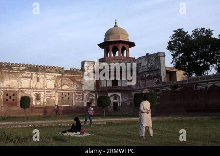 Les gens visitent les jardins Shalimar à Lahore, dans l est du Pakistan, le 10 novembre 2014. Les jardins de Shalimar ont été classés comme l'un des sites du patrimoine mondial de l'UNESCO. PAKISTAN-LAHORE-SHALIMAR JARDINS JamilxAhmed PUBLICATIONxNOTxINxCHN des célébrités visitent les Jardins de Shalimar dans l'est du Pakistan S Lahore LE 10 2014 novembre, les Jardins de Shalimar ont été inscrits sur la liste du patrimoine mondial de l'UNESCO Pakistan Lahore Jardins de Shalimar PUBLICATIONxNOTxINxCHN Banque D'Images