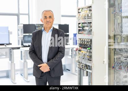 Brunswick, Allemagne. 30 août 2023. Müslüm Yakisan, Président de la région DACH chez Alstom, pose pour une photo lors de l'ouverture du nouveau centre de compétences du constructeur ferroviaire « Alstom » pour la région DACH (Allemagne, Autriche, Suisse) dans un laboratoire. Crédit : Michael Matthey/dpa/Alamy Live News Banque D'Images