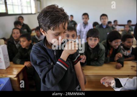 (141111) -- SANAA, 11 novembre 2014 -- Un enfant yéménite attend de recevoir un vaccin contre la poliomyélite lors d'une campagne de vaccination ciblant 11,6 millions d'enfants âgés de un à quinze ans, à Sanaa, Yémen, le 11 novembre 2014.) YÉMEN-SANAA-POLIO VACCINATION HanixAli PUBLICATIONxNOTxINxCHN Sanaa nov 11 2014 un enfant yéménite attend de recevoir un vaccin contre la polio pendant la campagne de vaccination ciblant 11 6 millions d'enfants âgés de un à quinze ans à Sanaa Yémen LE 11 2014 novembre Yémen Sanaa vaccination contre la polio PUBLICATIONxNOTxINxCHN Banque D'Images