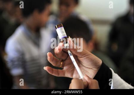 (141111) -- SANAA, le 11 novembre 2014 -- Un travailleur médical yéménite se prépare à injecter un vaccin contre la poliomyélite à un enfant lors d'une campagne de vaccination ciblant 11,6 millions d'enfants âgés de un à quinze ans, à Sanaa, au Yémen, le 11 novembre 2014.) YEMEN-SANAA-POLIO VACCINATION HanixAli PUBLICATIONxNOTxINxCHN Sanaa nov 11 2014 un travailleur médical yéménite se prépare à donner à un enfant une injection de vaccin contre la polio pendant la campagne de vaccination ciblant 11 6 millions d'enfants âgés de un à quinze ans à Sanaa Yémen LE 11 2014 novembre Sanaa vaccination contre la polio PUBLICATIONxNOTxINxCHN Banque D'Images