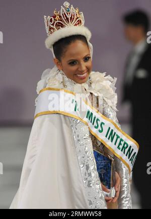 (141111) -- TOKYO, 11 novembre 2014 -- Miss Porto Rico Valerie Hernandez pose pour la photo après avoir reçu le titre de Miss International lors du Miss International Beauty Pageant 2014 à Tokyo, Japon, le 11 novembre 2014. 74 participants ont participé au concours annuel de beauté. JAPAN-TOKYO-MISS INTERNATIONAL Stringer PUBLICATIONxNOTxINxCHN Tokyo Nov 11 2014 Miss Porto Rico Valerie Hernandez pose pour la photo après avoir reçu le titre de Miss International lors du Miss International Beauty Pageant 2014 à Tokyo Japon Nov 11 2014 74 les concurrents ont pris part au Concours annuel de beauté Japan T. Banque D'Images