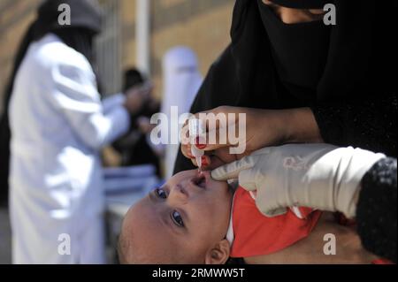 (141111) -- SANAA, 11 novembre 2014 -- Un enfant yéménite reçoit un vaccin contre la poliomyélite au cours d'une campagne nationale de vaccination contre la poliomyélite ciblant 11,6 millions d'enfants âgés de un à quinze ans, à Sanaa, au Yémen, le 11 novembre 2014.) YEMEN-SANAA-POLIO VACCINATION HanixAli PUBLICATIONxNOTxINxCHN Sanaa nov 11 2014 un enfant yéménite reçoit un vaccin contre la poliomyélite au cours d'une campagne nationale de vaccination contre la poliomyélite ciblant 11 6 millions d'enfants âgés de un à quinze ans à Sanaa Yémen LE 11 2014 novembre Yémen Sanaa vaccination contre la poliomyélite PUBLICATIONxNOTxINxCHN Banque D'Images