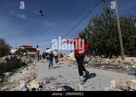 (141111) -- HÉBRON, 11 novembre 2014 -- Un manifestant palestinien lance des pierres sur des soldats israéliens lors d'affrontements dans la ville de Hébron en Cisjordanie, le 11 novembre 2014.) MIDEAST-HEBRON-AFFRONTEMENTS MamounxWazwaz PUBLICATIONxNOTxINxCHN Hebron novembre 11 2014 un hurle PALESTINIEN pierres contre des soldats israéliens lors d'affrontements dans la ville de CISJORDANIE d'Hébron LE 11 2014 novembre Mideast Hebron affrontements PUBLICATIONxNOTxINxCHN Banque D'Images