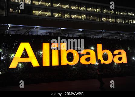 WIRTSCHAFT Pressekonferenz des chinesischen Einzelhändlers Alibaba zum heutigen Rekordumsatz (141111) -- HANGZHOU, Nov. 11, 2014 -- un employé marche passer le logo du groupe Alibaba au siège de la société à Hangzhou, capitale de la province de Zhejiang de l est de la Chine, le 11 novembre, un jour férié de Singles Day qui est devenu la journée de shopping en ligne la plus occupée de la Chine. Les ventes à Tmall et Tabao ont grimpé à 50 milliards de yuans d'ici 21:12 mardi soir.) CHINE-ALIBABA-SINGLES JOUR-VENTE (CN) JUXHUANZONG PUBLICATIONXNOTXINXCHN Banque D'Images