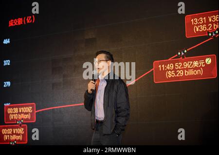 WIRTSCHAFT Pressekonferenz des chinesischen Einzelhändlers Alibaba zum heutigen Rekordumsatz (141111) -- HANGZHOU, Nov. 11, 2014 -- le vice-président du groupe Alibaba Joseph Tsai parle au cours d'une interview au siège de la société à Hangzhou, capitale de la province de Zhejiang de l'est de la Chine, le 11 novembre, un jour férié de Singles Day qui est devenu la journée de shopping en ligne la plus occupée de Chine. Les ventes à Tmall et Tabao ont grimpé à 50 milliards de yuans d'ici 21:12 mardi soir.) CHINE-ALIBABA-SINGLES JOUR-VENTE (CN) JuxHuanzong PUBLICATIONxNOTxINxCHN économie Conférence de presse le détaillant chinois Alibaba à aujourd'hui Ha Banque D'Images