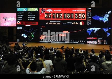 (141112) -- HANGZHOU, 12 novembre 2014 -- un écran électronique montre le volume des ventes à 57,1 milliards de yuans (9,34 milliards de dollars américains) dans la fiesta d'achat en ligne sur cette année s Nov. 11, ou le Singles Day, à la base de Xixi du groupe Alibaba à Hangzhou, capitale de la Chine orientale s province du Zhejiang, Nov. 12, 2014. Les ventes en ligne sur Alibaba s Tmall.com, Taobao.com et ses points de vente à l'étranger, tels que AliExpress, ont dépassé 57,1 milliards de yuans à partir de 11:30 heures (1530 GMT) mardi, battant Tmall et Taobao s combinés 2013 ventes Singles Day de 36,2 milliards de yuans, selon la société. Clients de 217 pays et régions Banque D'Images