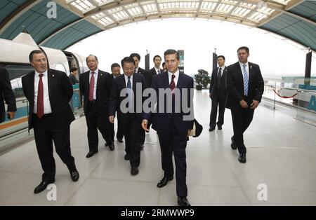 (141112) -- SHANGHAI, le 12 novembre 2014 -- le président mexicain Enrique Pena Nieto (front C) fait l'expérience du train maglev à Shanghai, dans l'est de la Chine, le 12 novembre 2014. Enrique Pena Nieto est en visite d'État en Chine. ) (wyl) CHINA-SHANGHAI-MEXICO-ENRIQUE PENA NIETO-MAGLEV TRAIN (CN) FangxZhe PUBLICATIONxNOTxINxCHN Shanghai novembre 12 2014 le président MEXICAIN Enrique Pena Nieto C Front fait l'expérience du train MAGLEV à Shanghai East China novembre 12 2014 Enrique Pena Nieto EST EN visite d'État en Chine Shanghai Mexique Enrique Pena Nieto MAGLEV train CN PUBLICATIONxNOTxNoxNot Banque D'Images