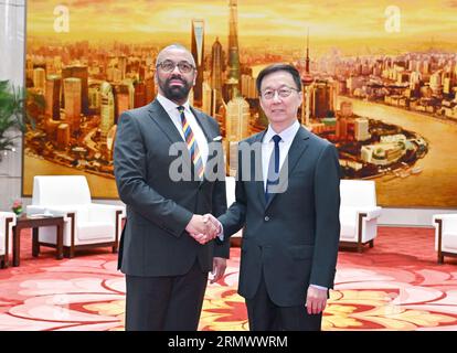 Pékin, Chine. 30 août 2023. Le vice-président chinois Han Zheng rencontre James Cleverly, secrétaire d’État aux Affaires étrangères, au Commonwealth et au développement du Royaume-Uni, à Beijing, capitale de la Chine, le 30 août 2023. Crédit : Yue Yuewei/Xinhua/Alamy Live News Banque D'Images