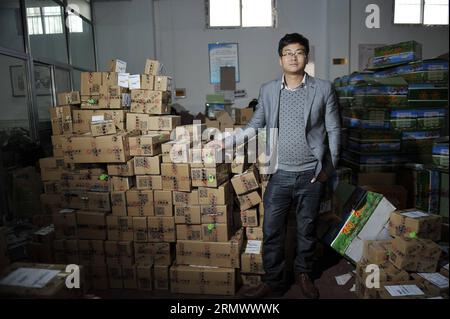 (141112) -- YINCHUAN, 12 novembre 2014 -- la photo prise le 12 novembre 2014 montre un homme nommé Ouyang Guoqian qui dirige un magasin de commerce électronique Taobao vendant des wolfberry chinois à Yinchuan, capitale de la région autonome hui de Ningxia, dans le nord-ouest de la Chine. Les ventes en ligne de son magasin le jour Double Eleven ont atteint 5 580 000 yuans, 200 fois par rapport aux ventes quotidiennes. Les ventes en ligne sur Alibaba s Tmall.com, Taobao.com et ses points de vente à l'étranger, tels que AliExpress, ont dépassé 57,1 milliards de yuans à partir de 11:30 heures (1530 GMT) mardi, battant Tmall et Taobao s combiné 2013 ventes Singles Day de 36,2 milliards de yuans, selon Th Banque D'Images