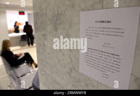 (141112) -- WASHINGTON D.C., le 12 novembre 2014 -- Un avis de demande de visa de longue durée est visible sur le mur du département des visas de l'ambassade de Chine aux États-Unis à Washington D.C., le 12 novembre 2014. La Chine a délivré mercredi le tout premier groupe de visas avec une validité de dix ans aux citoyens américains, mettant en œuvre un nouvel accord qui devrait stimuler les échanges entre les deux pays. US-WASHINGTON D.C.-CHINA-TEN-YEAR-VISA-ÉMIS YinxBogu PUBLICATIONxNOTxINxCHN Washington D C novembre 12 2014 un avis de demande de visa à long terme EST Lakes SUR le mur du Département des visas du C Banque D'Images