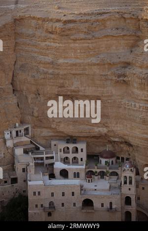 (141112) -- JÉRICHO, 12 novembre 2014 -- Une vue générale de la Saint orthodoxe grecque Le monastère George est vu à Wadi Qelt, près de la ville de Jéricho en Cisjordanie, le 12 novembre 2014. Le complexe suspendu aux falaises du vie siècle, avec son ancienne chapelle et ses jardins, est actif et habité par des moines orthodoxes grecs. Le Wadi Qelt est une vallée qui traverse le désert de Judée en Cisjordanie, d'ouest en est, qui prend naissance près de Jérusalem et se termine près de Jéricho. MIDEAST-JERICHO-WADI-QELT LuayxSababa PUBLICATIONxNOTxINxCHN Jericho nov 12 2014 vue générale du monastère orthodoxe grec de St George EST Lakes in Wadi Banque D'Images