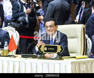 (141113) -- NAY PYI TAW, 13 novembre 2014 -- le Premier ministre chinois Li Keqiang assiste à la session plénière du 9e Sommet de l'Asie de l'est (EAS) à Nay Pyi Taw, Myanmar, le 13 novembre 2014. ) (lfj) MYANMAR-NAY PYI TAW-LI KEQIANG-EAS JuxPeng PUBLICATIONxNOTxINxCHN Nay Pyi Taw Nov 13 2014 le Premier ministre chinois gauche Keqiang participe à la session plénière du 9e Sommet de l'Asie de l'est à Nay Pyi Taw Myanmar novembre 13 2014 Myanmar Nay Pyi Taw gauche Keqiang EAS PUBLICATIONxNOTxNOTxINxCHN Banque D'Images