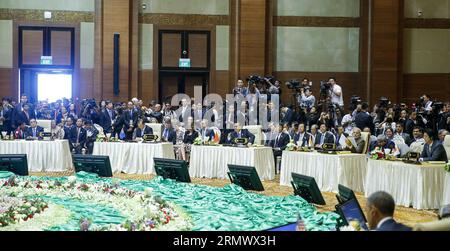 (141113) -- NAY PYI TAW, 13 novembre 2014 -- le Premier ministre chinois Li Keqiang assiste à la session plénière du 9e Sommet de l'Asie de l'est (EAS) à Nay Pyi Taw, Myanmar, le 13 novembre 2014. ) (lfj) MYANMAR-NAY PYI TAW-LI KEQIANG-EAS JuxPeng PUBLICATIONxNOTxINxCHN Nay Pyi Taw Nov 13 2014 le Premier ministre chinois gauche Keqiang participe à la session plénière du 9e Sommet de l'Asie de l'est à Nay Pyi Taw Myanmar novembre 13 2014 Myanmar Nay Pyi Taw gauche Keqiang EAS PUBLICATIONxNOTxNOTxINxCHN Banque D'Images