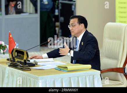 (141113) -- NAY PYI TAW, 13 novembre 2014 -- le premier ministre chinois Li Keqiang assiste au 17e sommet Chine-ASEAN à Nay Pyi Taw, Myanmar, le 13 novembre 2014.) (Yxb) MYANMAR-CHINE-LI KEQIANG-17E SOMMET CHINE-ASEAN (CN) LixTao PUBLICATIONxNOTxINxCHN Nay Pyi Taw nov. 13 2014 le Premier ministre chinois gauche Keqiang participe au 17e Sommet Chine-ASEAN à Nay Pyi Taw Myanmar nov. 13 2014 Myanmar la Chine a quitté Keqiang 17e Sommet Chine CN LixTao PUBLICATIONxNOxNOxNASE Banque D'Images