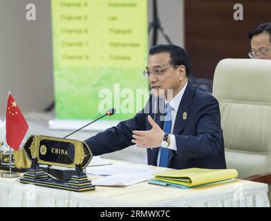 (141113) -- NAY PYI TAW, 13 novembre 2014 -- le premier ministre chinois Li Keqiang assiste au 17e sommet Chine-ASEAN à Nay Pyi Taw, Myanmar, le 13 novembre 2014.) (Yxb) MYANMAR-CHINE-LI KEQIANG-17E SOMMET CHINE-ASEAN (CN) WangxYe PUBLICATIONxNOTxINxCHN Nay Pyi Taw novembre 13 2014 Premier ministre chinois gauche Keqiang participe au 17e Sommet Chine-ASEAN à Nay Pyi Taw Myanmar novembre 13 2014 Myanmar Birmanie Chine gauche Keqiang 17e Sommet Chine-ASEAN CN WangXYe PUBLICATIONxNOxNov Banque D'Images