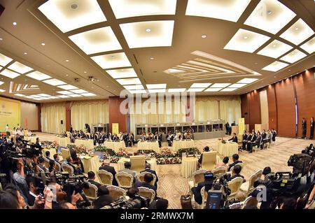 (141113) -- NAY PYI TAW, 13 novembre 2014 -- le premier ministre chinois Li Keqiang assiste au 17e sommet Chine-ASEAN à Nay Pyi Taw, Myanmar, le 13 novembre 2014.) (Yxb) MYANMAR-CHINE-LI KEQIANG-17E SOMMET CHINE-ASEAN (CN) LixTao PUBLICATIONxNOTxINxCHN Nay Pyi Taw nov. 13 2014 le Premier ministre chinois gauche Keqiang participe au 17e Sommet Chine-ASEAN à Nay Pyi Taw Myanmar nov. 13 2014 Myanmar la Chine a quitté Keqiang 17e Sommet Chine CN LixTao PUBLICATIONxNOxNOxNASE Banque D'Images